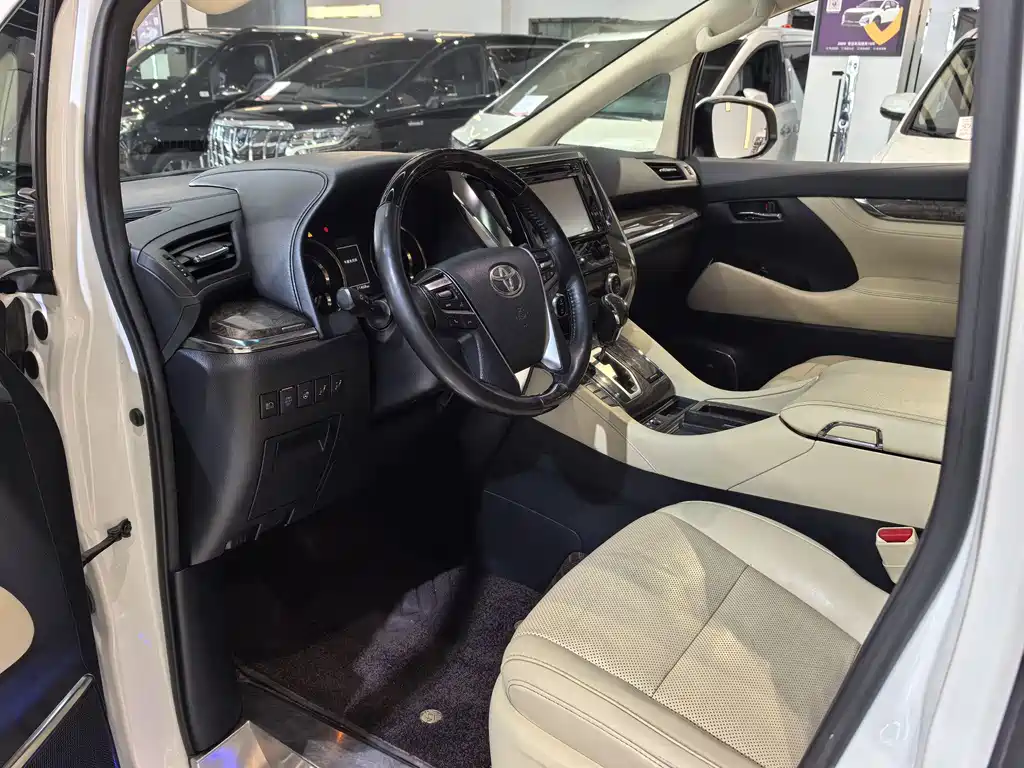 Vellfire Dual Engine 2.5 L HV Distinguished
