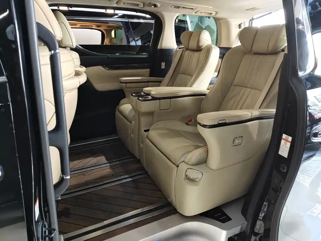 Vellfire Dual Engine 2.5 L HV Distinguished