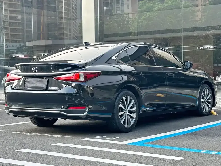 Lexus ES 300 h Outstanding CN-V