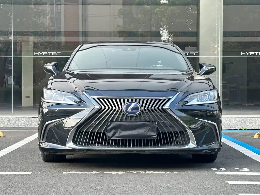 Lexus ES 300 h Outstanding CN-V