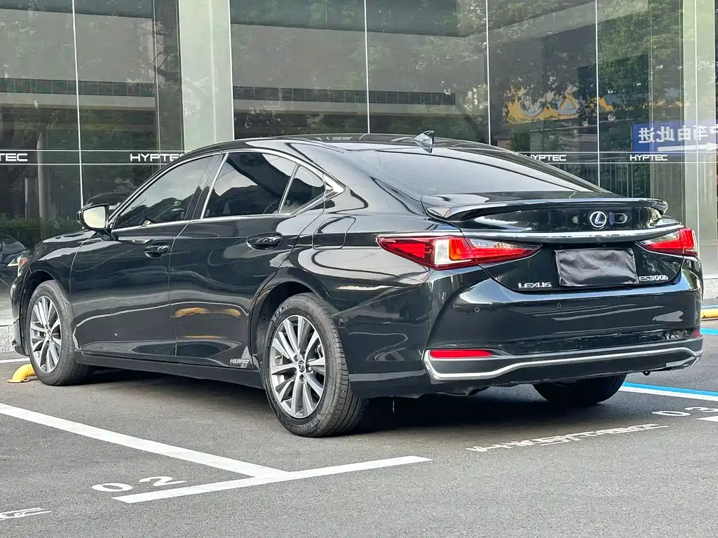 Lexus ES 300 h Outstanding CN-V