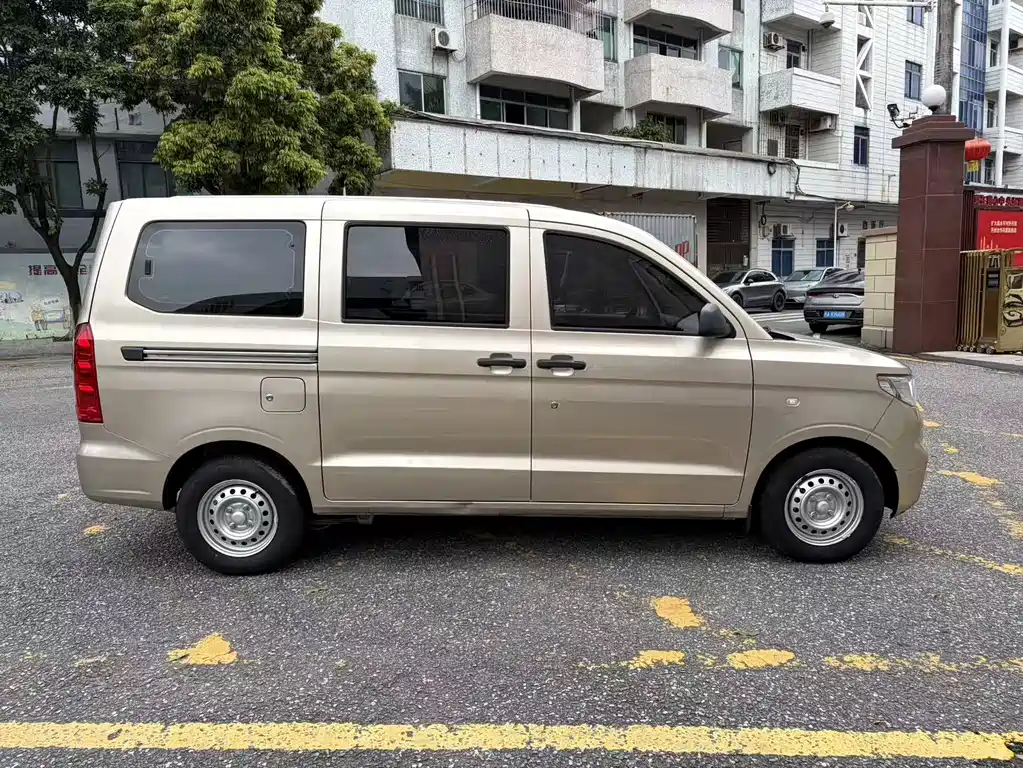 Wuling Hongguang V 1.5 L Power Enjoyment Electric Assist LAR