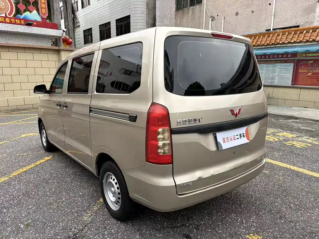 Wuling Hongguang V 1.5 L Power Enjoyment Electric Assist LAR