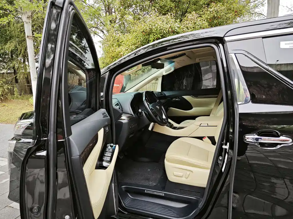 Vellfire Crown Dual Engine 2.5 L HV Distinguished