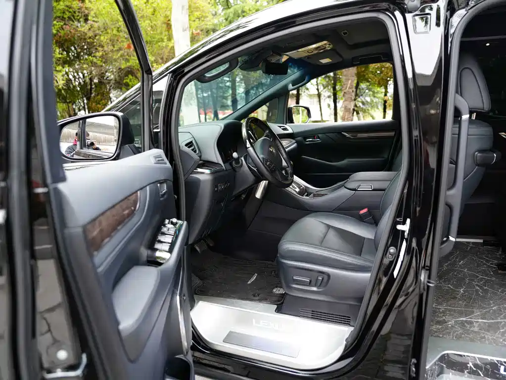 Vellfire Crown Dual Engine 2.5 L HV Distinguished