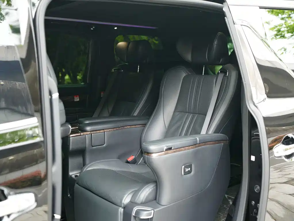Vellfire Crown Dual Engine 2.5 L HV Distinguished