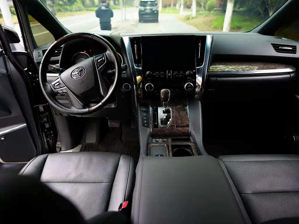 Vellfire Crown Dual Engine 2.5 L HV Distinguished
