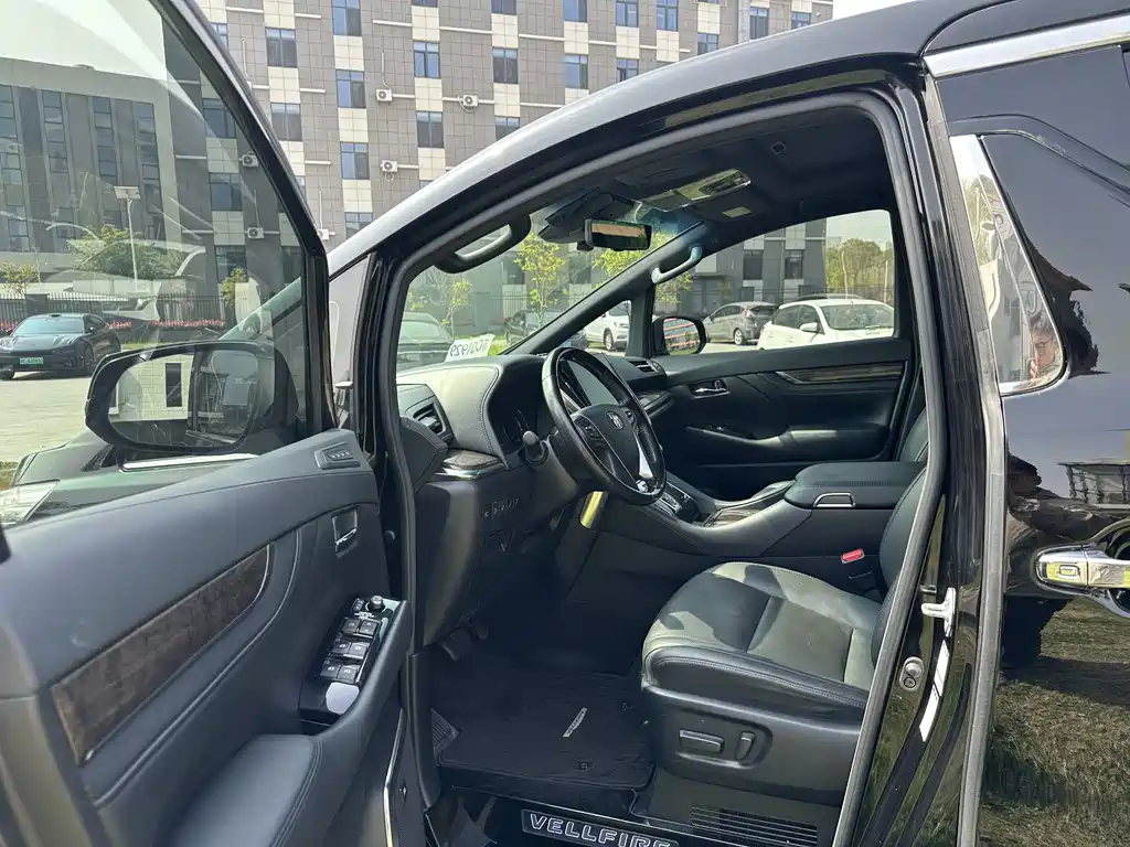 Vellfire Crown Dual Engine 2.5 L HV Distinguished