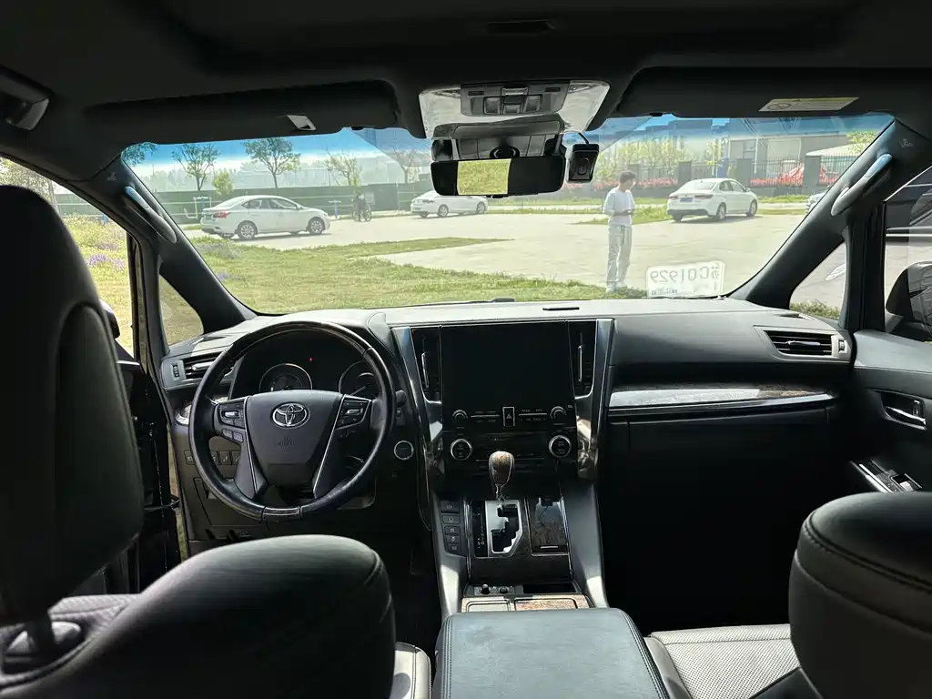 Vellfire Crown Dual Engine 2.5 L HV Distinguished