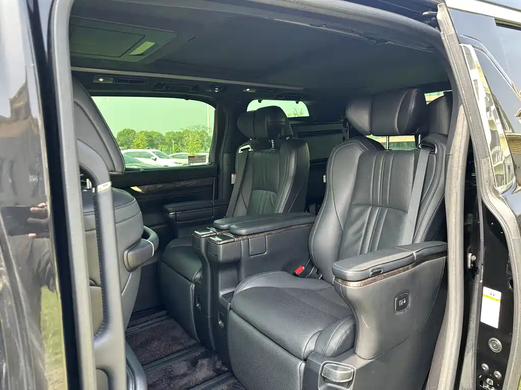 Vellfire Crown Dual Engine 2.5 L HV Distinguished