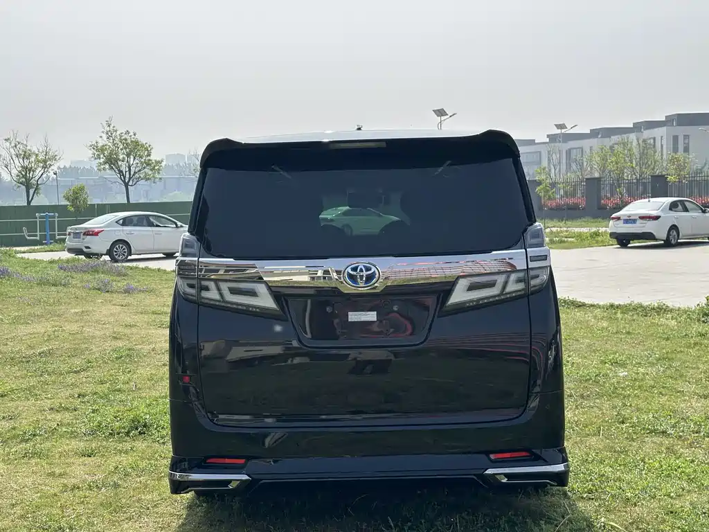 Vellfire Crown Dual Engine 2.5 L HV Distinguished