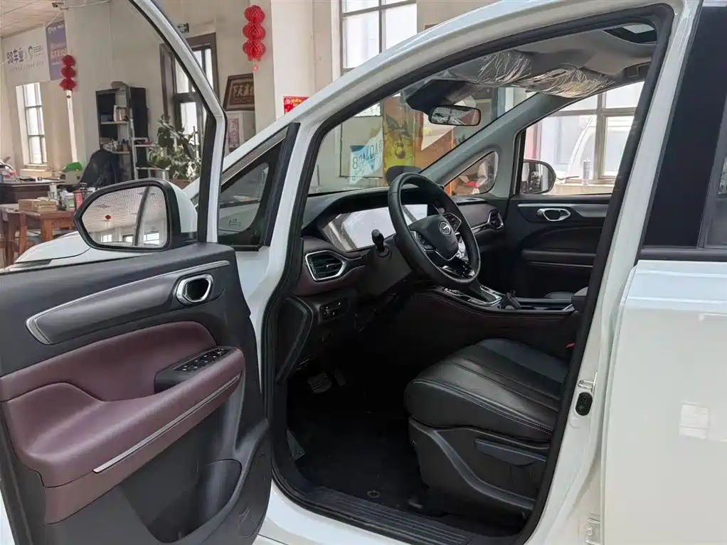 GAC Trumpchi M6 270 T DCT Luxury (7-seat)