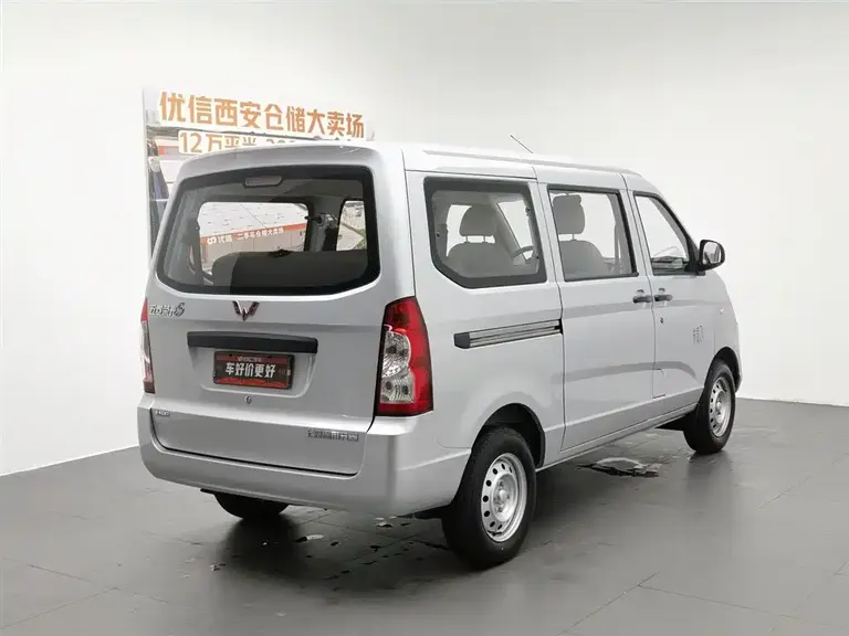 Wuling Rongguang S 1.5 L Basic 5 7-seat