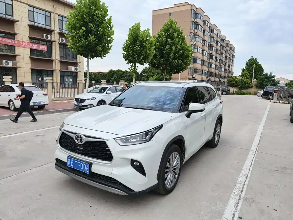 Highlander 2.5 L Smart e-Hybrid Dual Engine 4 WD Distinguished 7-seat