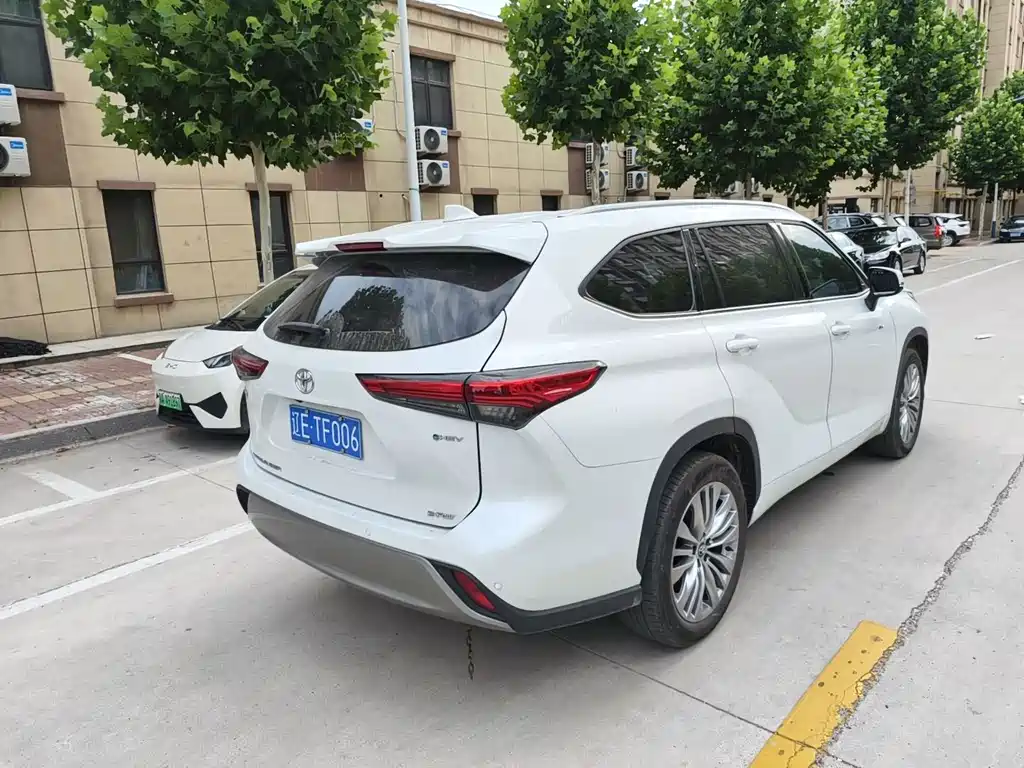 Highlander 2.5 L Smart e-Hybrid Dual Engine 4 WD Distinguished 7-seat