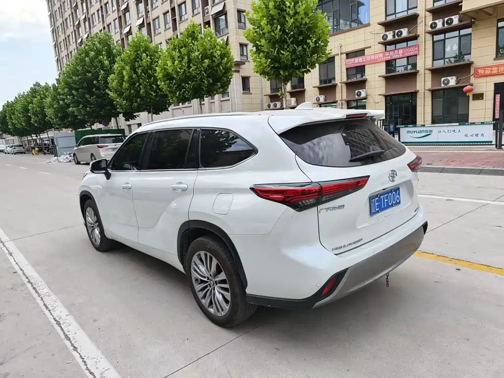 Highlander 2.5 L Smart e-Hybrid Dual Engine 4 WD Distinguished 7-seat