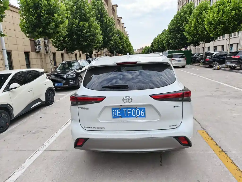 Highlander 2.5 L Smart e-Hybrid Dual Engine 4 WD Distinguished 7-seat
