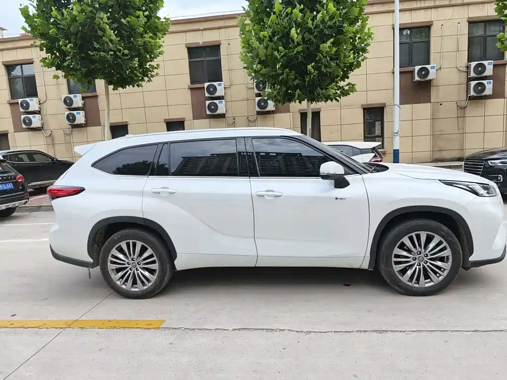 Highlander 2.5 L Smart e-Hybrid Dual Engine 4 WD Distinguished 7-seat