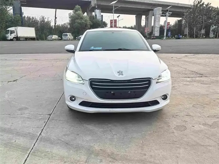 Peugeot 301 1.6 L Manual Comfort