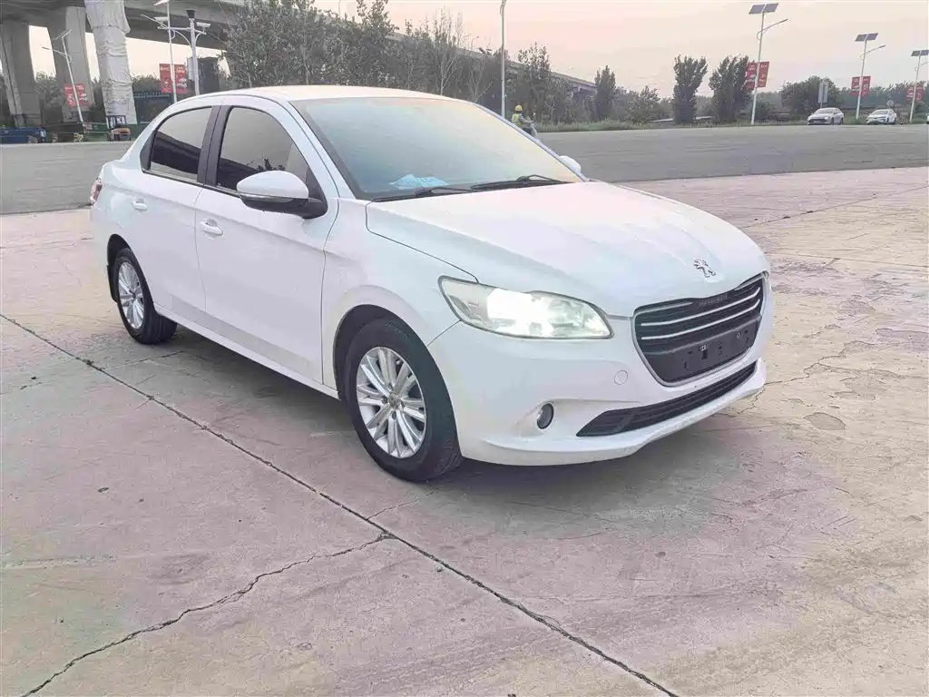 Peugeot 301 1.6 L Manual Comfort