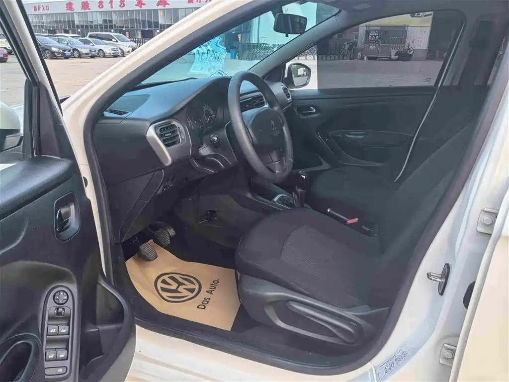 Peugeot 301 1.6 L Manual Comfort