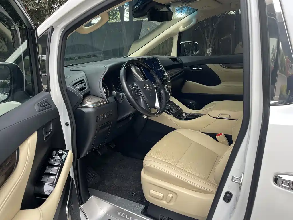 Vellfire Crown Dual Engine 2.5 L HV Distinguished