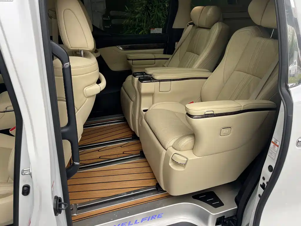 Vellfire Crown Dual Engine 2.5 L HV Distinguished
