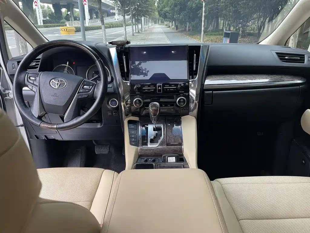 Vellfire Crown Dual Engine 2.5 L HV Distinguished