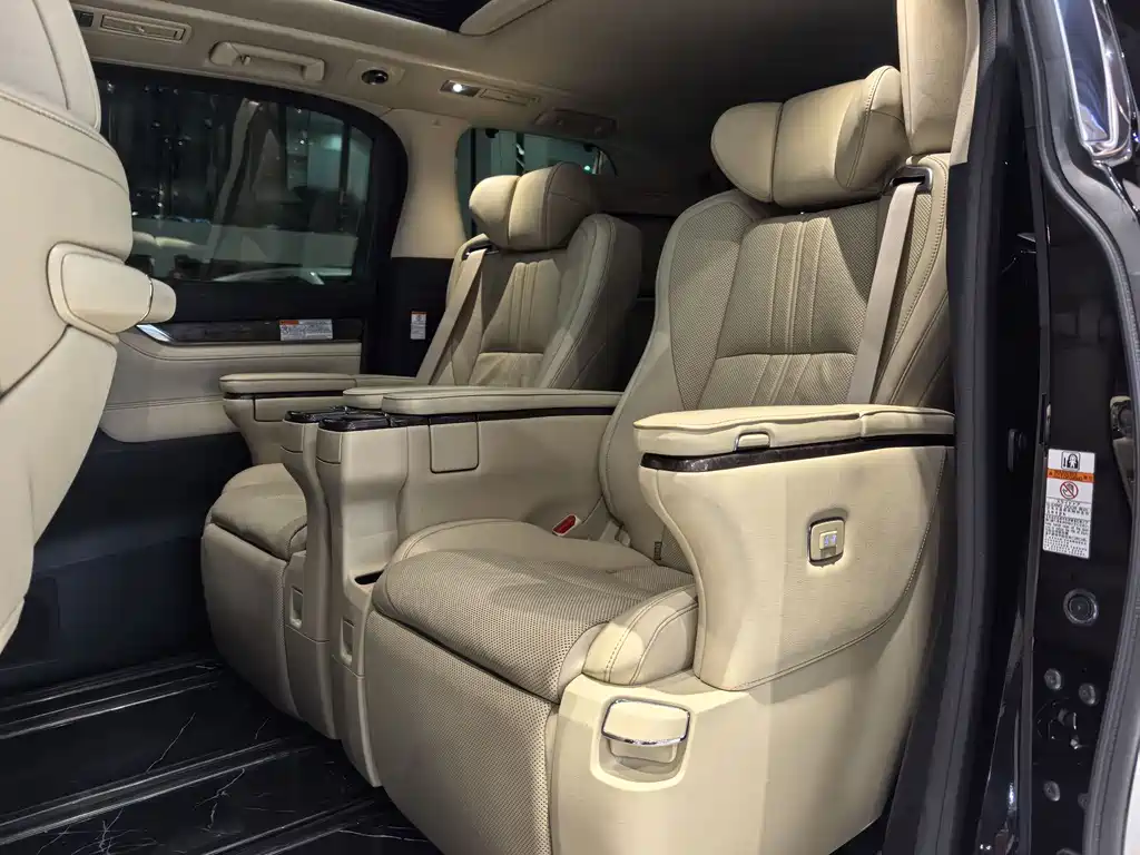 Vellfire Dual Engine 2.5 L HV Distinguished