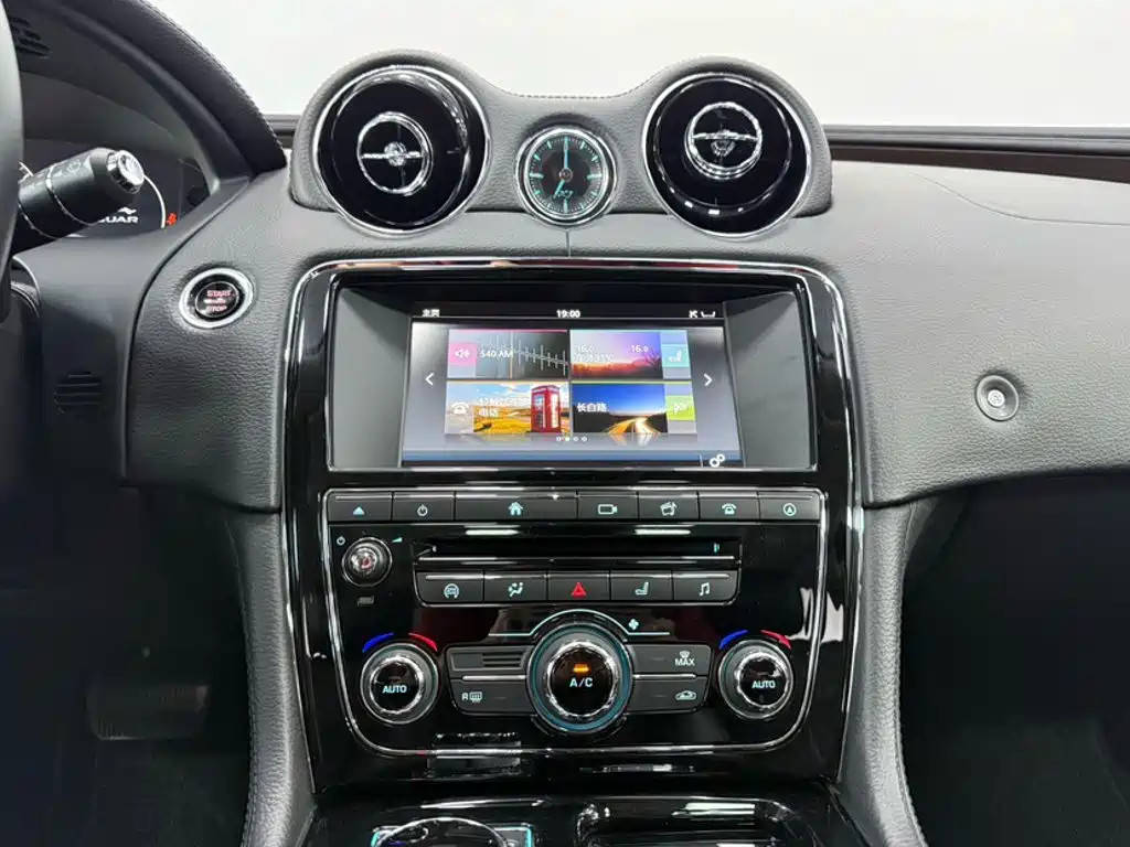 Jaguar XJ XJL 3.0 SC 2 WD Graceful Business