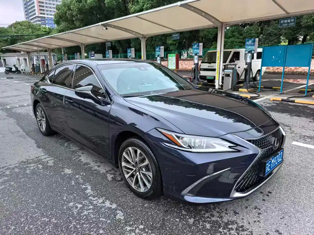Lexus ES 200 Outstanding