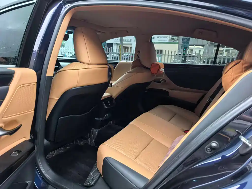 Lexus ES 200 Outstanding