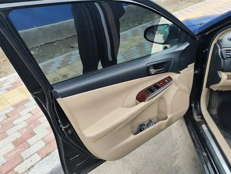 Camry 2.5 G Luxury Navigation