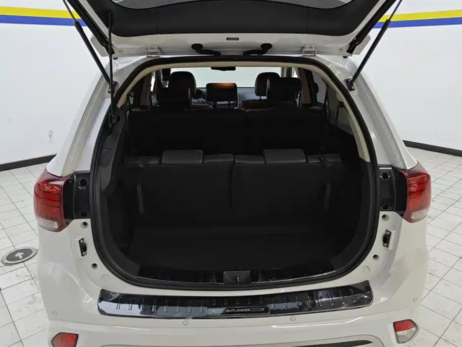 Outlander 2.4 L 4 WD Enjoyment 7-seat