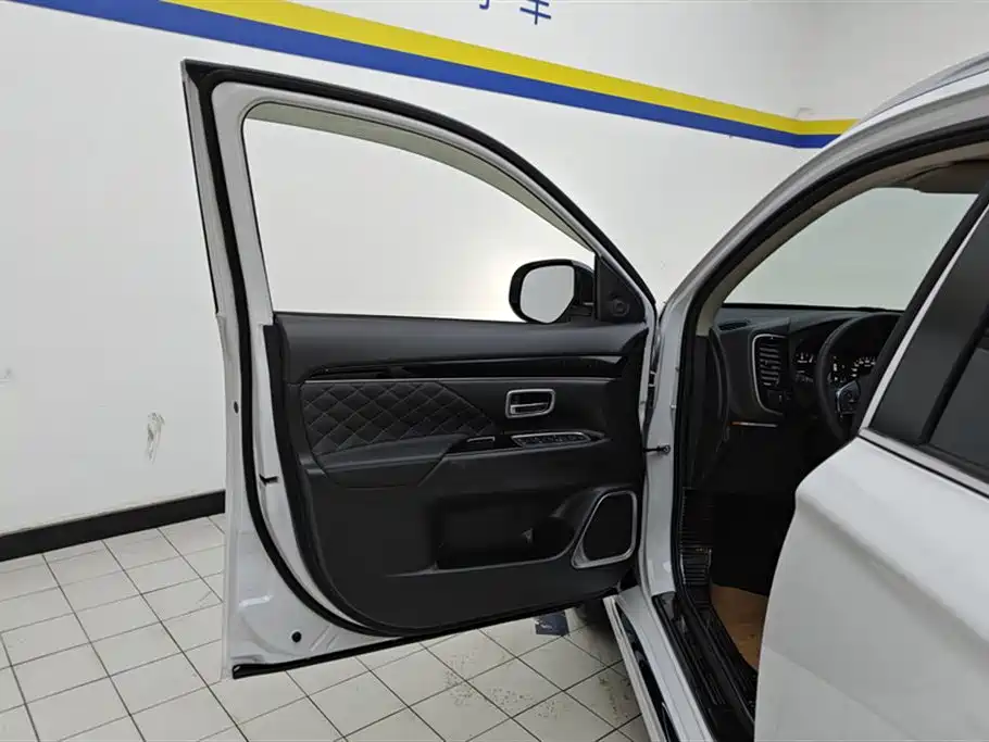 Outlander 2.4 L 4 WD Enjoyment 7-seat