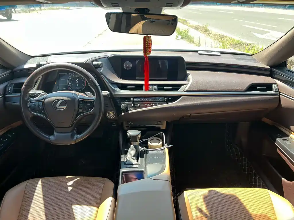 Lexus ES 200 Outstanding CN-V