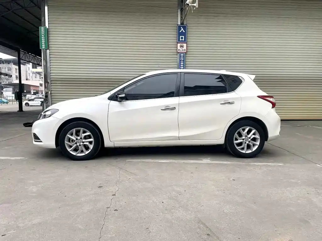 Tiida 1.6 L CVT Smart Travel