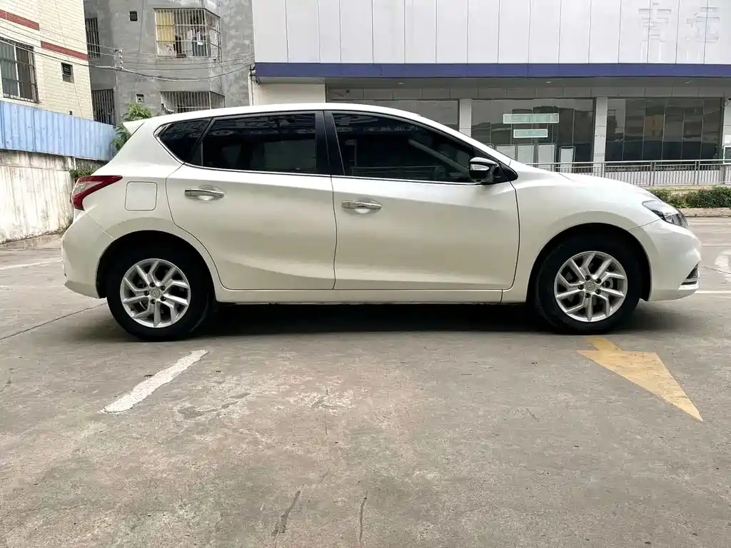 Tiida 1.6 L CVT Smart Travel