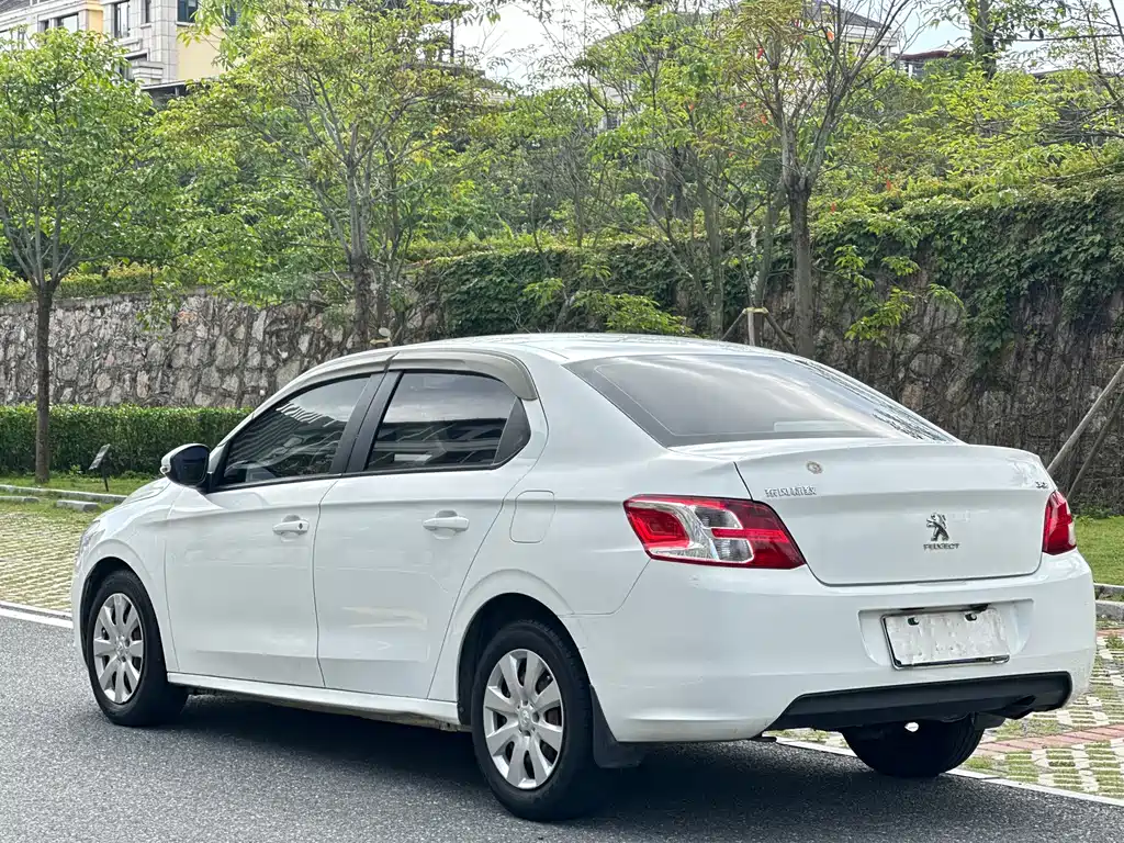 Peugeot 301 1.6 L Auto Comfort