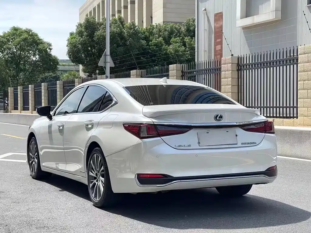 Lexus ES 300 h Outstanding CN-V