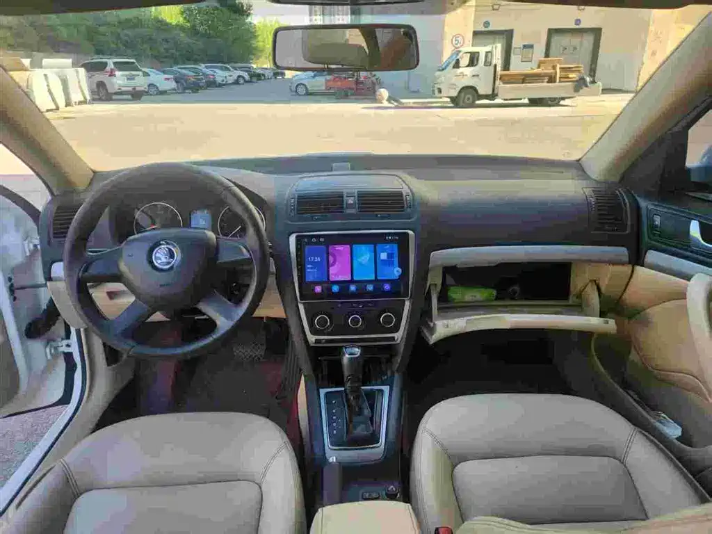 Octavia Classic 1.6 L Auto Yijie