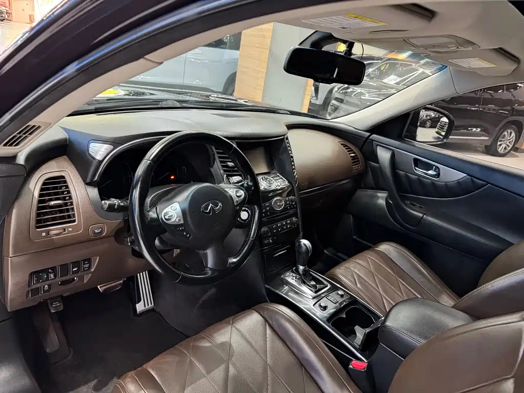Infiniti QX70 3.7 L Transcend