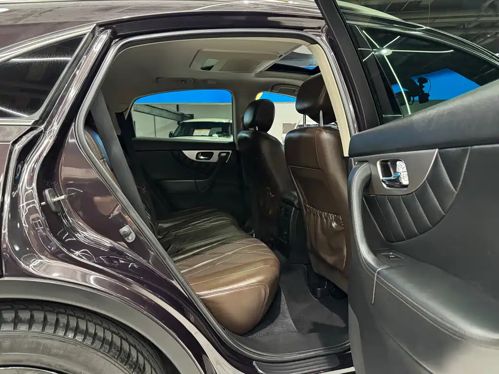 Infiniti QX70 3.7 L Transcend