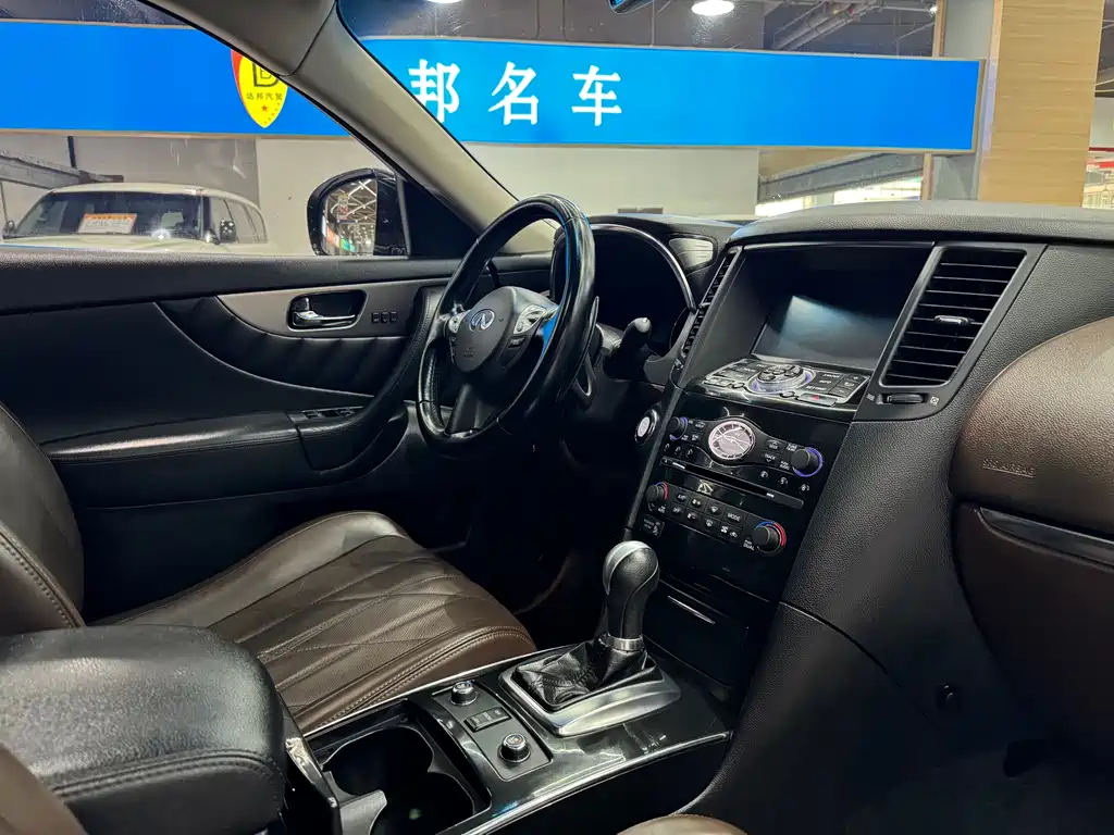 Infiniti QX70 3.7 L Transcend