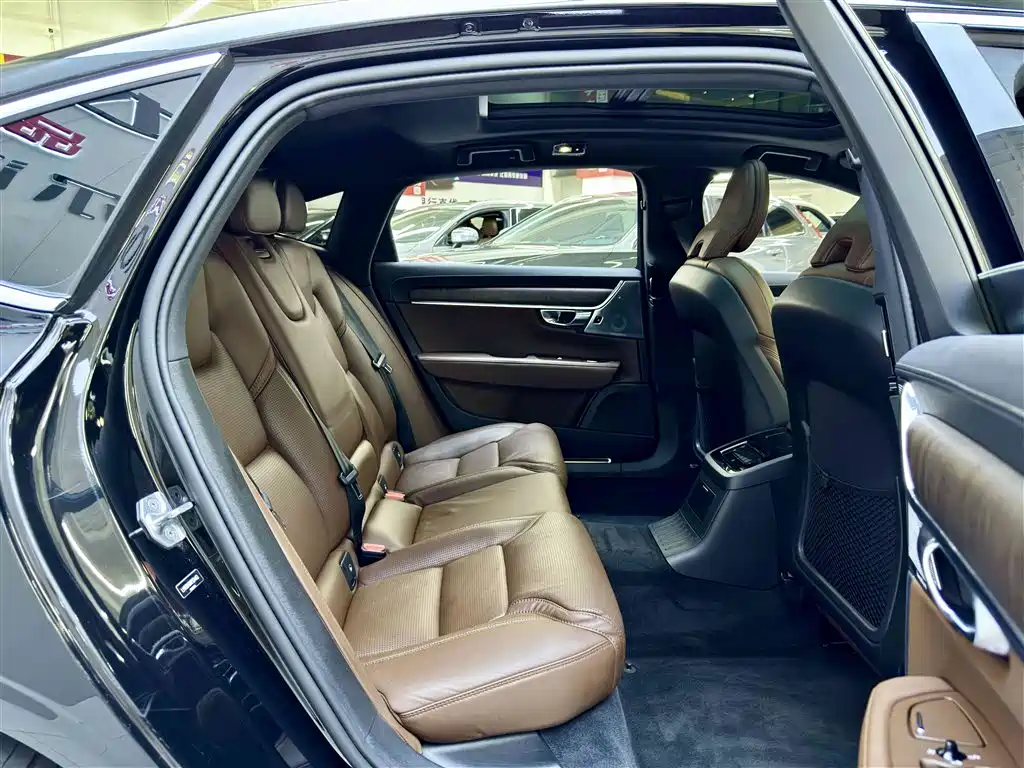 Volvo S90 PHEV 沃尔沃S90插电式混动 2022款 T8 E驱混动 智雅豪华版