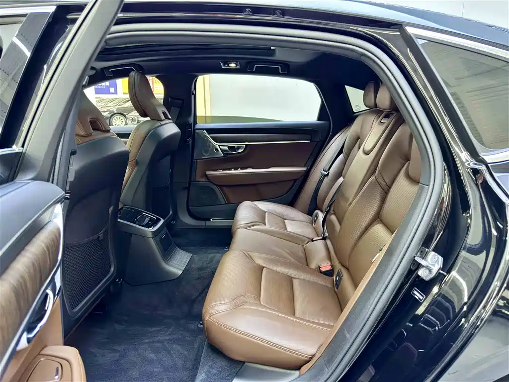 Volvo S90 PHEV 沃尔沃S90插电式混动 2022款 T8 E驱混动 智雅豪华版