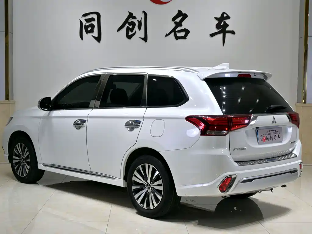 Outlander 2.0 L 2 WD Smooth Enjoyment 5-seat