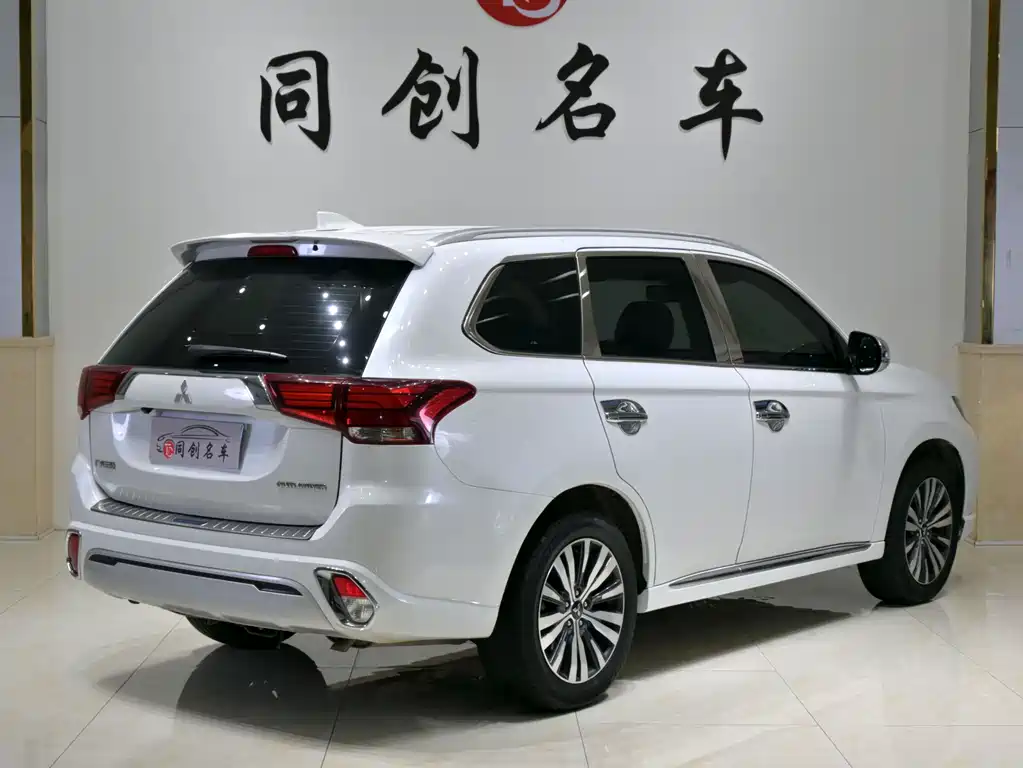 Outlander 2.0 L 2 WD Smooth Enjoyment 5-seat