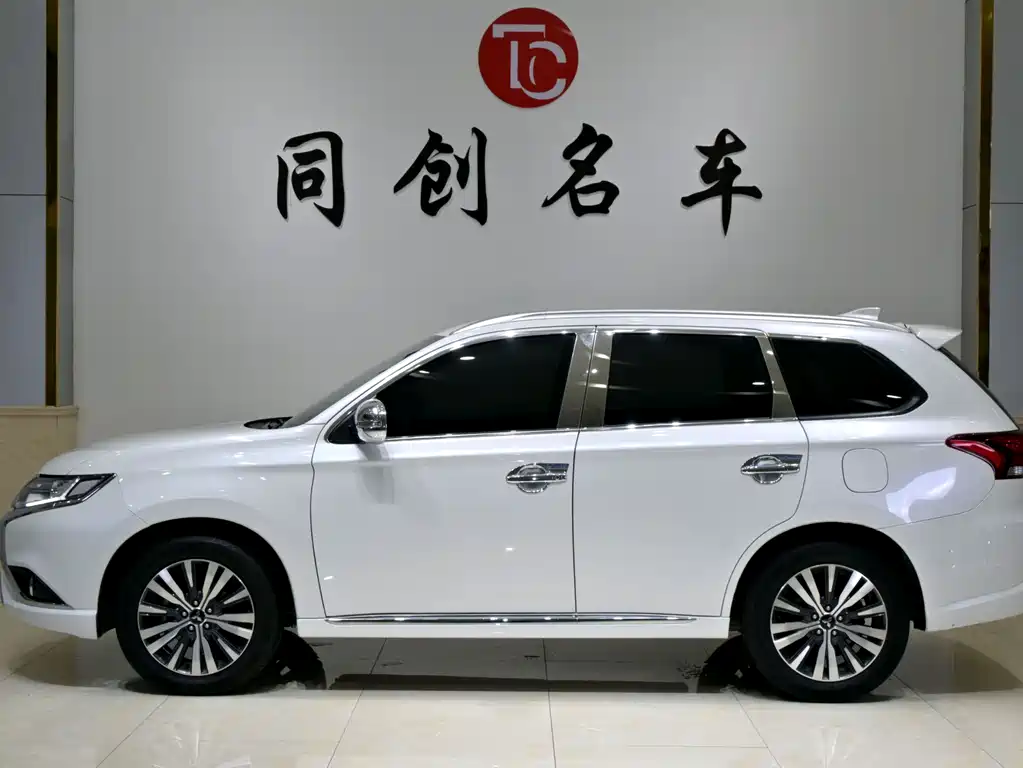 Outlander 2.0 L 2 WD Smooth Enjoyment 5-seat