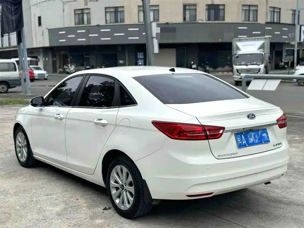 Escort Happy 1.5 L Auto Fashion